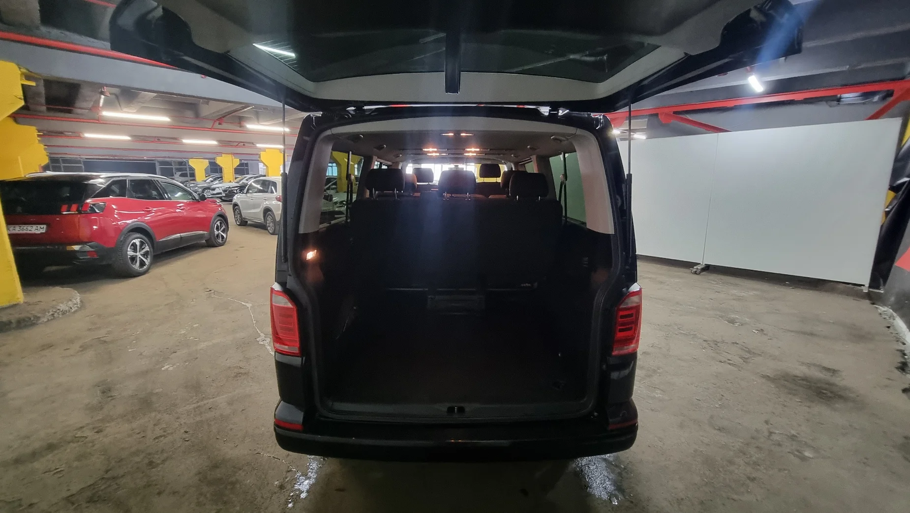 Volkswagen Caravelle photo